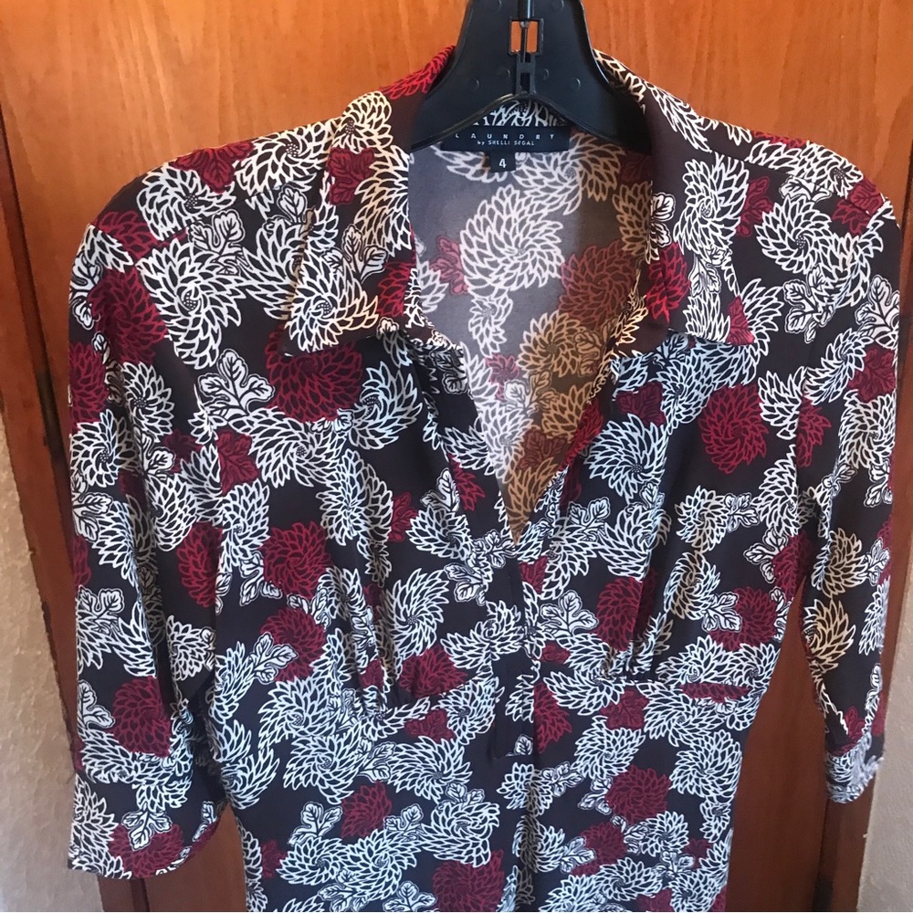 it’s gives with side zipper, easy when put on, length 39” sleeves length is 14”